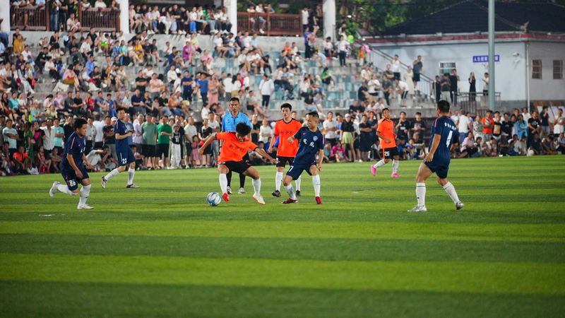 球員們在綠茵場上奮力踢球。周光勝攝