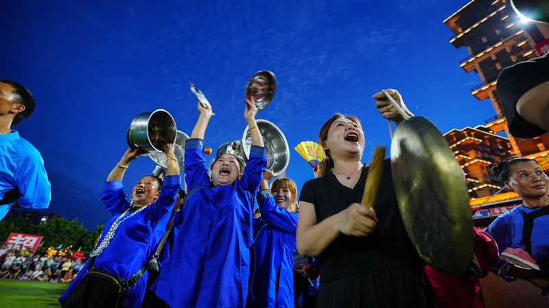 觀眾手持鍋碗瓢盆，為場上球員加油。周光勝攝