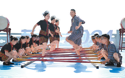 11月26日，演員在民族大聯歡活動歡迎儀式上表演竹竿舞。