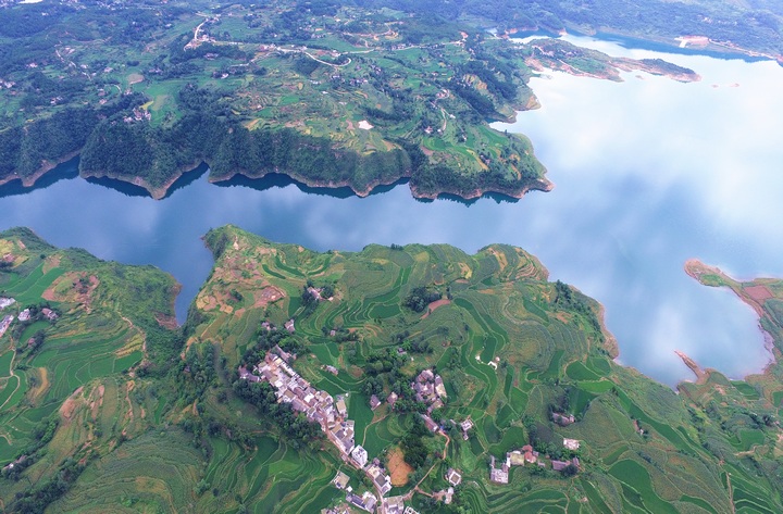 背坐村與支嘎阿魯湖。吳貴榮攝