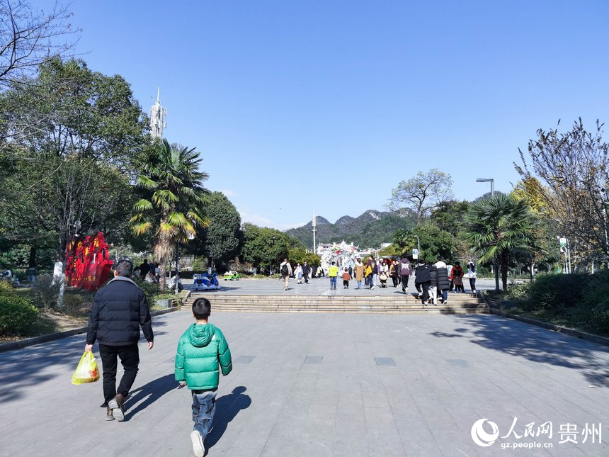 公園內休閑放松的市民游客絡繹不絕。人民網記者 王秀芳攝