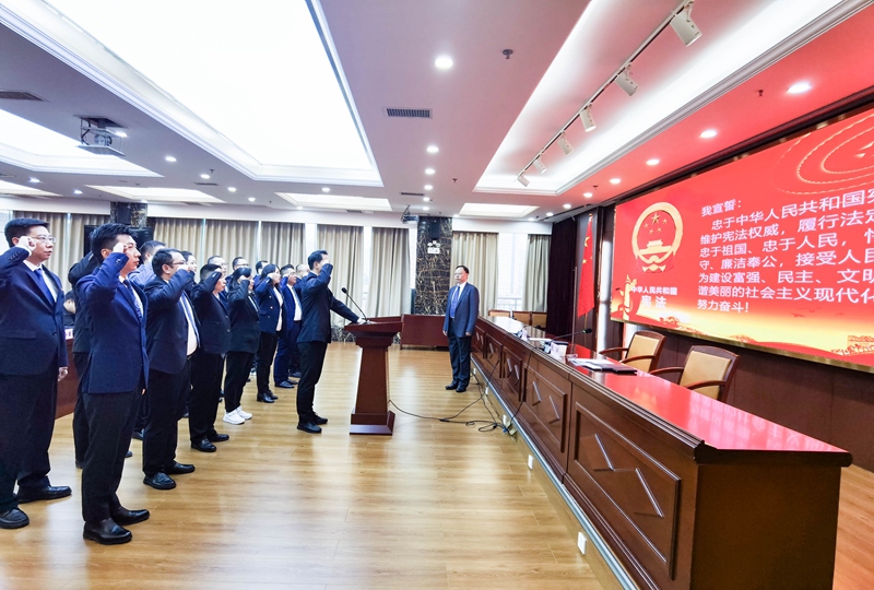 新提拔任用干部進行憲法宣誓。人民網記者王秀芳攝