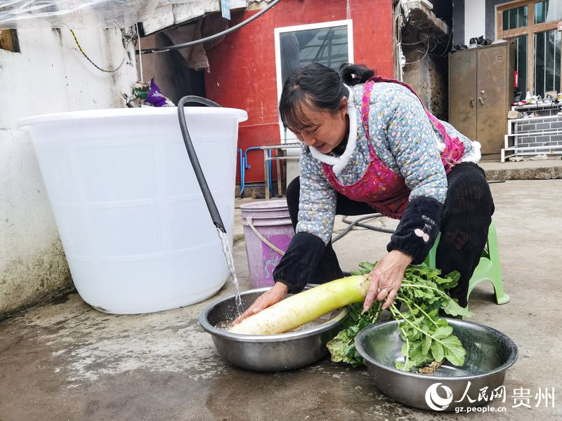在六盤水市水城區海坪街道甘塘村，當地村民用上便捷自來水。人民網記者 王秀芳攝