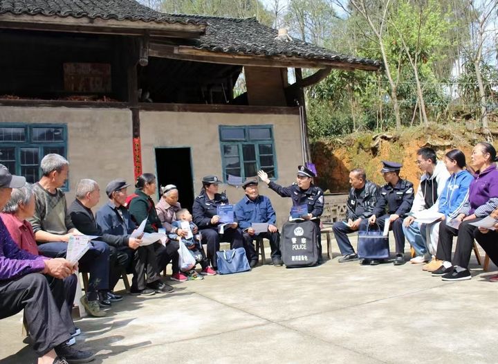民輔警到村開展法治宣傳。