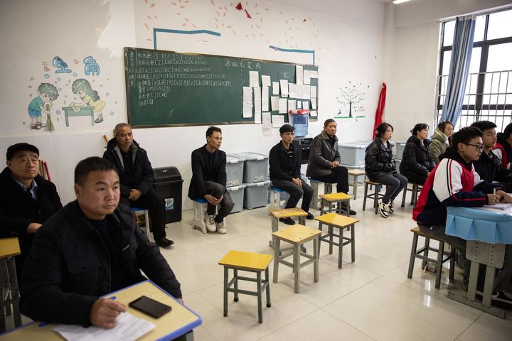 家長走進開放課堂，與孩子們一起聆聽老師講課。謝永奇攝