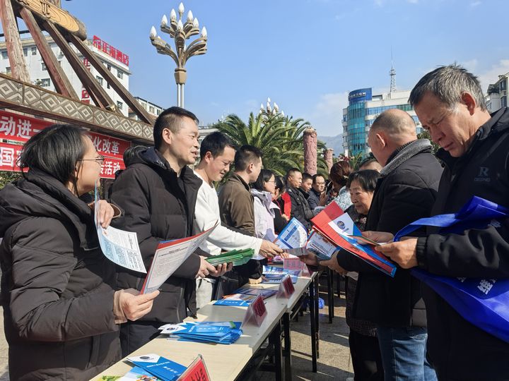 工作人員發放宣傳資料。王娜攝