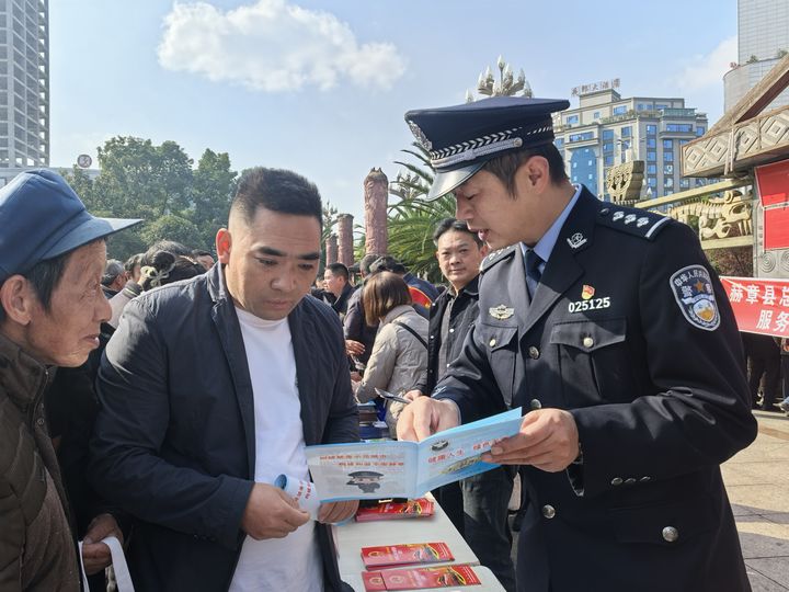 工作人員向群眾宣講禁毒知識。王娜攝