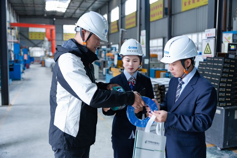 郵儲銀行長順縣支行工作人員走訪中邦線纜集團。郵儲銀行貴州省分行供圖