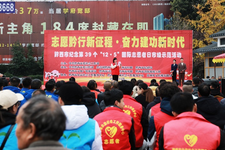 圖為志愿者代表發言。