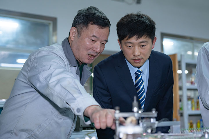 郵儲銀行黔東南州分行工作人員走訪中昊電子。郵儲銀行貴州省分行供圖 