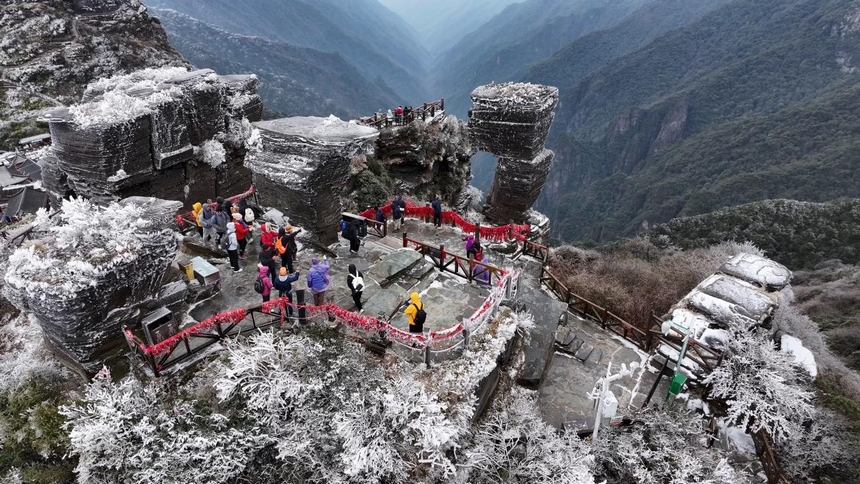 梵凈山銀裝素裹。