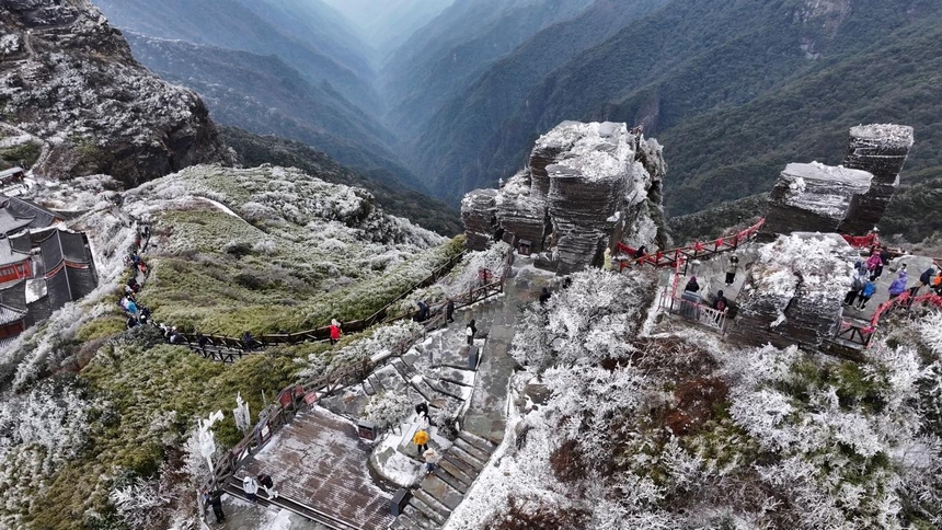 蘑菇石銀裝素裹。