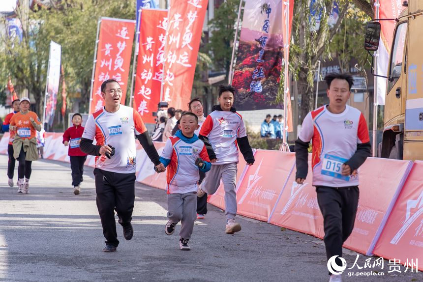 貴州紅·山水越野挑戰賽（第七站）畢節·百里杜鵑站比賽現場。人民網記者 涂敏攝