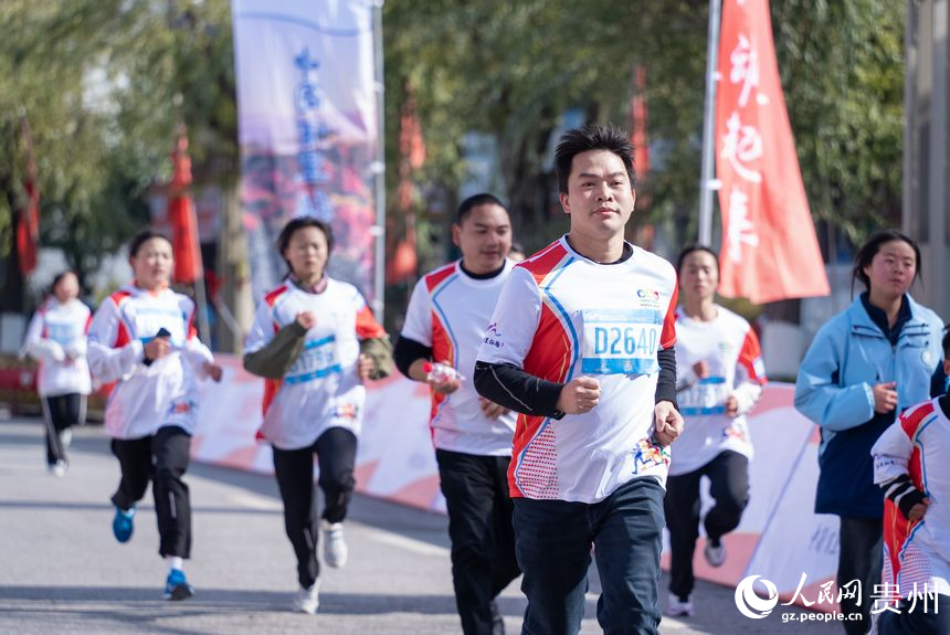 貴州紅·山水越野挑戰賽（第七站）畢節·百里杜鵑站比賽現場。人民網記者 涂敏攝