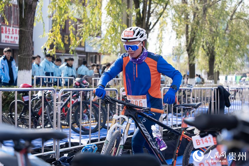 貴州紅·山水越野挑戰賽（第七站）畢節·百里杜鵑站比賽現場。人民網記者 涂敏攝
