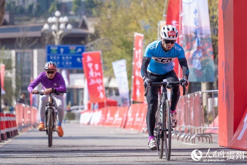 貴州紅·山水越野挑戰賽（第七站）畢節·百里杜鵑站比賽現場。人民網記者 涂敏攝