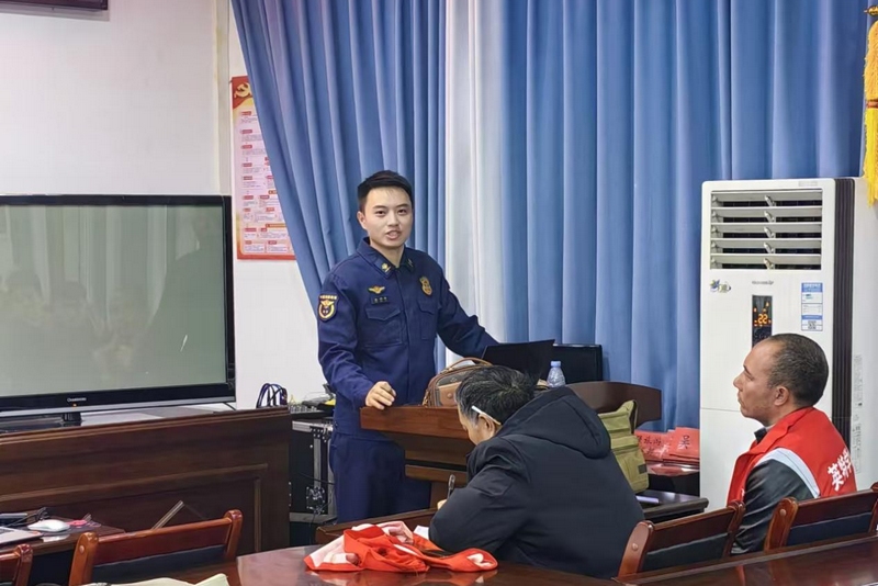 修文縣消防救援大隊開展“藍焰黔行”志愿活動。