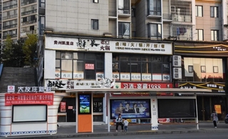 凱里：推進“智慧公交”建設 提升群眾出行便捷度“這些智慧公交車站臺既美觀又實用，站臺不僅有座位，還可以休息，避避雨之類的，而且這樣很多老人都能看得懂公交車實時顯......