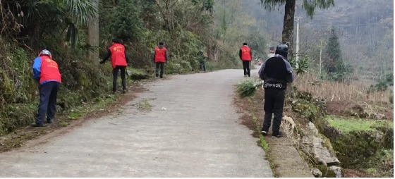 圖為干群齊心，全面排查整治道路隱患，力筑平安出行路。