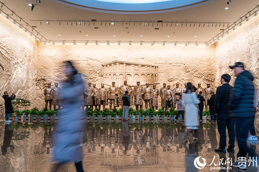 游客在遵義會議紀念館參觀。人民網 陽茜攝