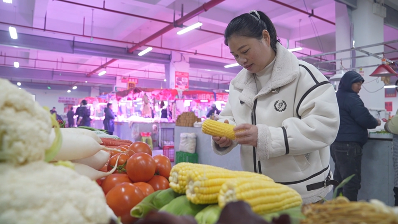 2 居民在挑選商品