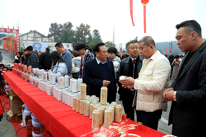 顧客體驗新產品。