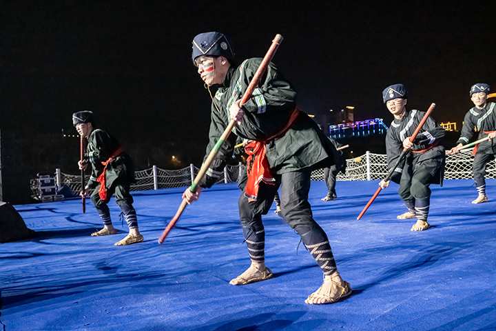 非遺傳承人在貴州省黔南布依族苗族自治州羅甸縣玉湖公園水上舞臺表演非遺陽戲。