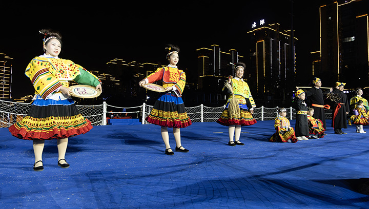 群眾在貴州省黔南布依族苗族自治州羅甸縣玉湖公園水上舞臺展示民族服飾。