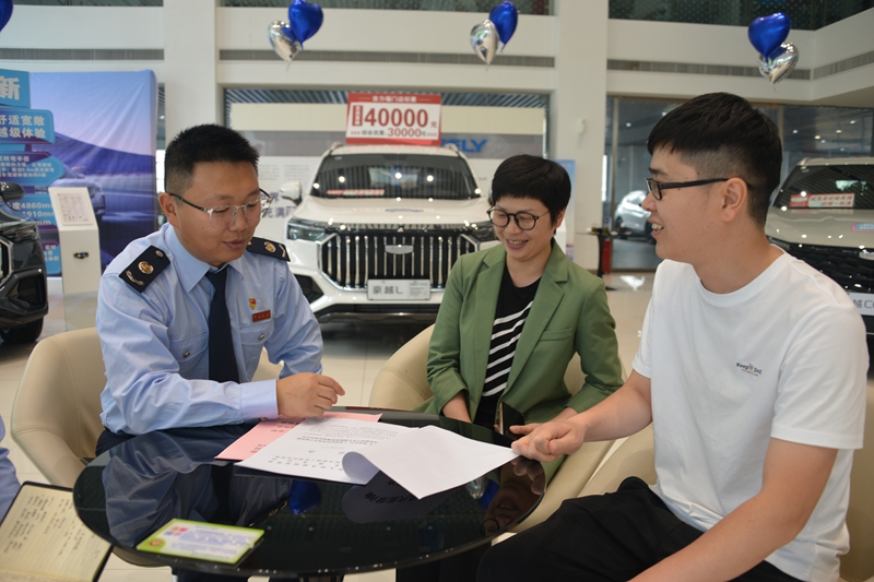 安順市開發區稅務局稅務干部深入了解車企經營情況，并針對新能源汽車購置補貼政策為納稅人進行講解