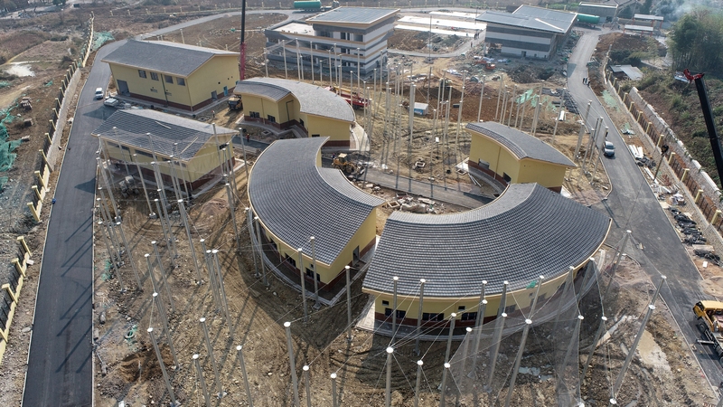 工人在黔金絲猴拯救保護及野生動物救助基礎設施建設項目施工現場忙碌。5（李鶴攝）