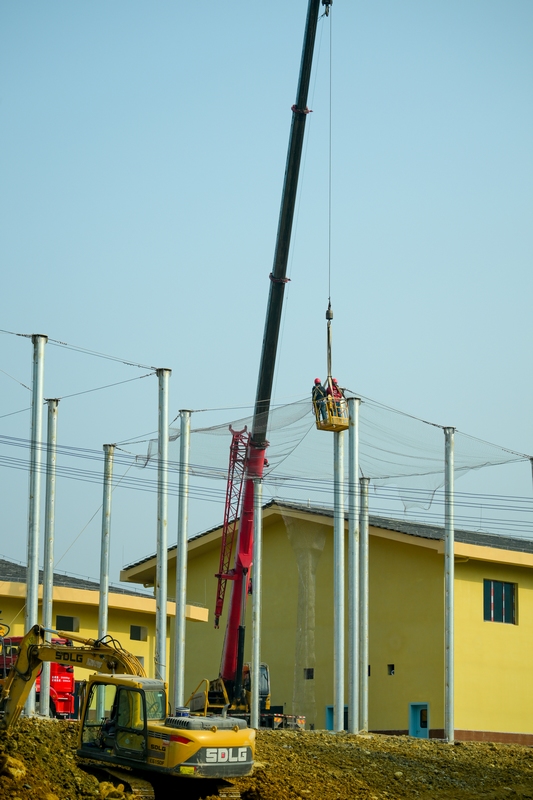 工人在黔金絲猴拯救保護及野生動物救助基礎設施建設項目施工現場忙碌。6（李鶴攝）