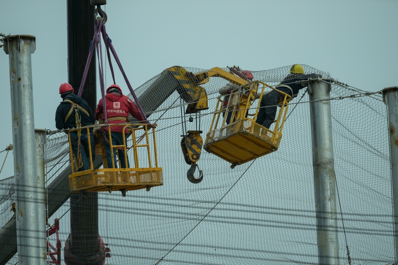 工人在黔金絲猴拯救保護及野生動物救助基礎設施建設項目施工現場忙碌。10（李鶴攝）