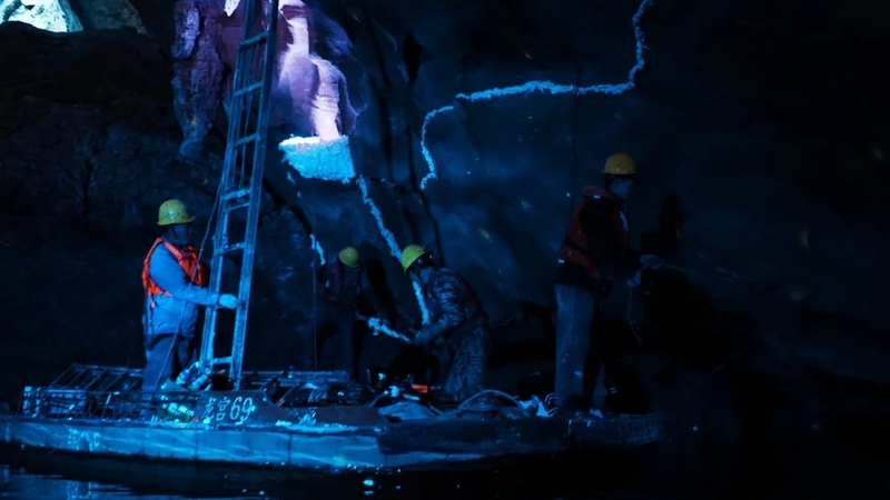 3 圖為工作人員正在洞內施工。 祁桂騰 攝