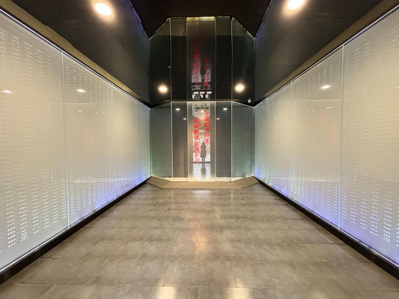 3、大廳內，兩面刻有4113位女紅軍名錄的英名墻躍然眼前（習水融媒供圖）