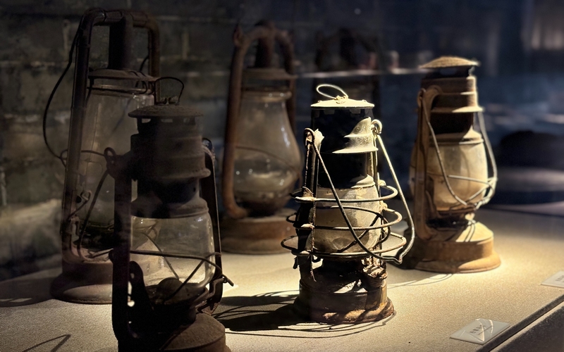 6、屋內陳列擺放有序，展柜中展出的軍衣、藥箱、油燈等物品（習水融媒供圖）