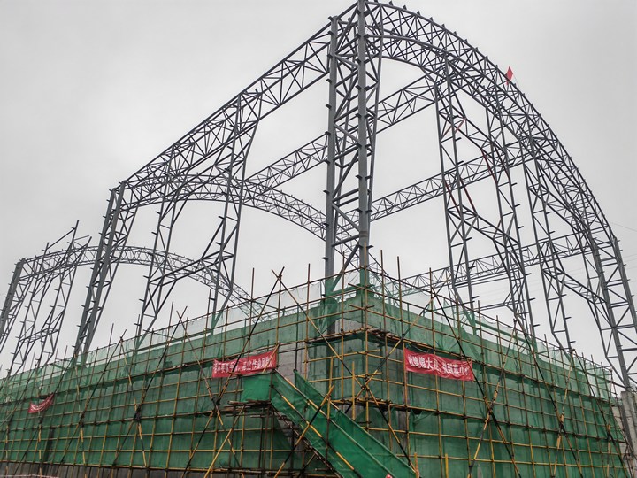 金沙縣煤炭儲配基地建設項目建設現場。陳昱攝