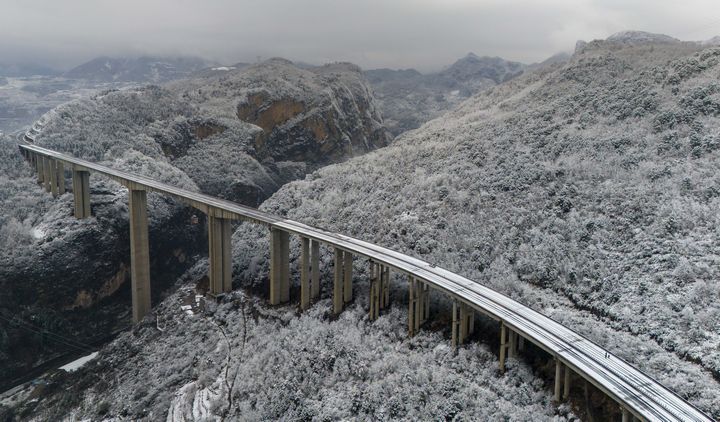 1月9日，被冰雪封凍的畢威高速赫章特大橋。李學友攝