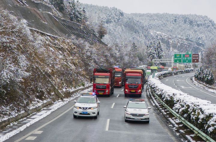 1月9日，警車壓速帶道滯留車輛駛離解除臨時交通管制的S20畢威高速公路。李學友攝