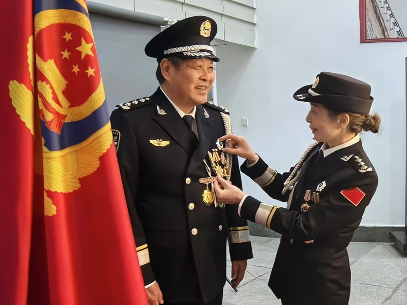 離退休民警整理著裝。蕭亮攝