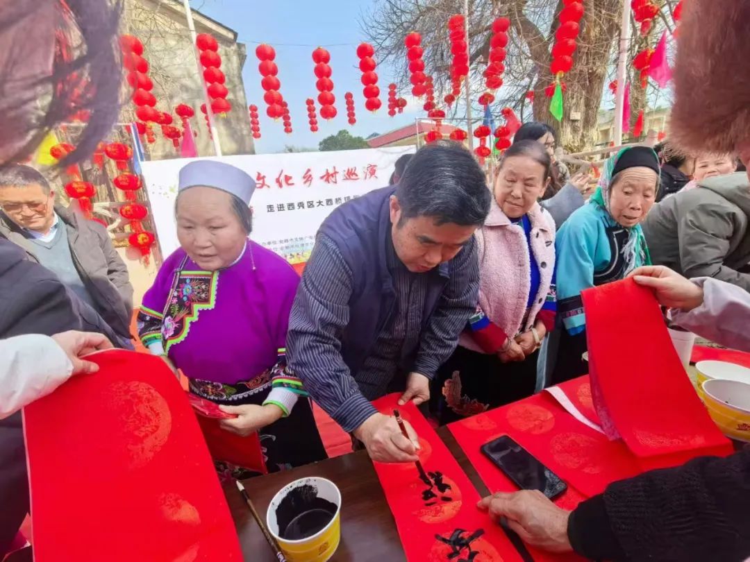 圖為寫春聯。