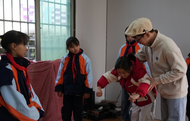 王佳佳老師指導學生舞蹈動作。