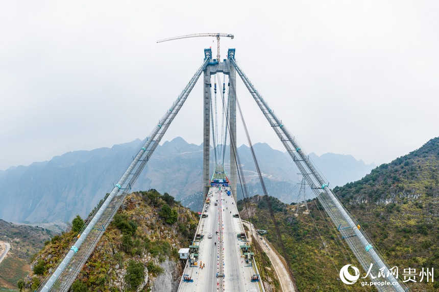 航拍建設中的花江峽谷大橋。人民網記者 涂敏攝