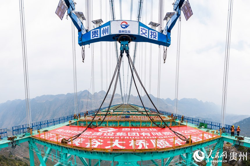 花江峽谷大橋合龍現場。人民網記者 涂敏攝