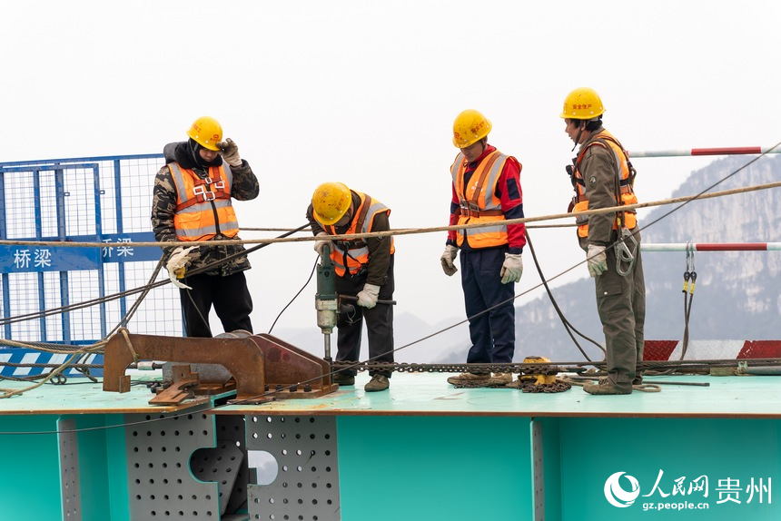 花江峽谷大橋合龍現場。人民網記者 涂敏攝