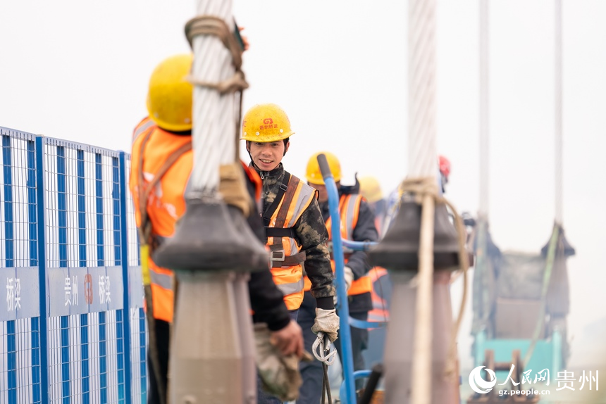 花江峽谷大橋合龍現場。人民網記者 涂敏攝