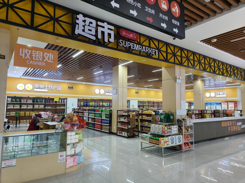 石場服務區超市。蔡昀攝