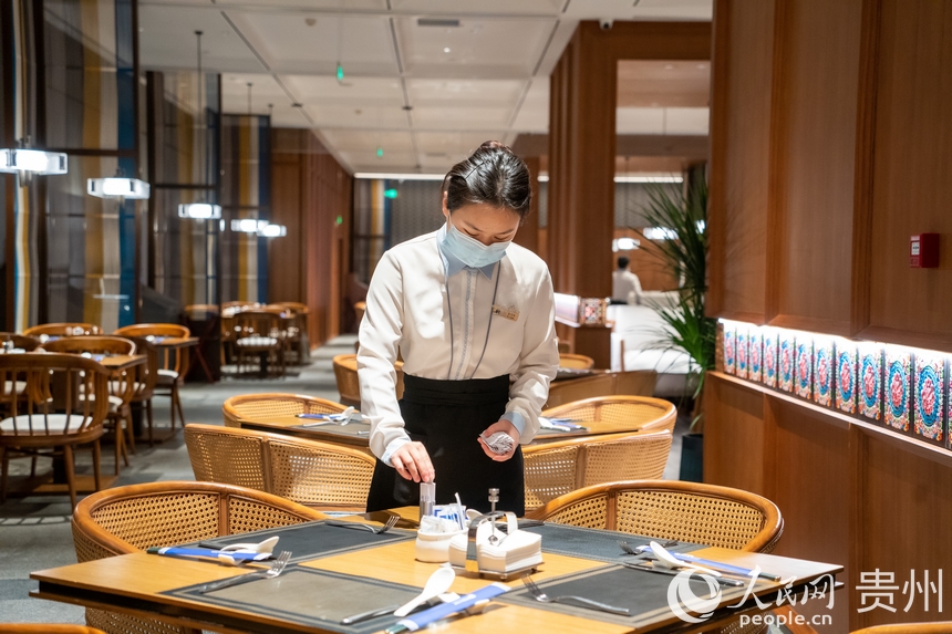 餐飲服務人員整理桌面。人民網 陽茜攝