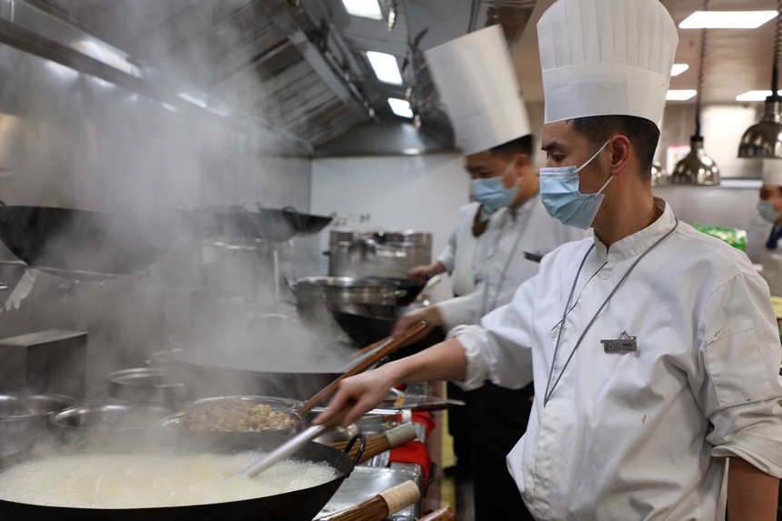 廚師正在備餐。楊圓圓攝