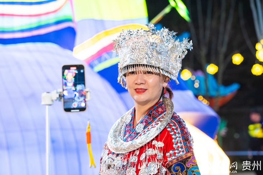 2025觀山湖春節燈會廟市現場。人民網陽茜攝