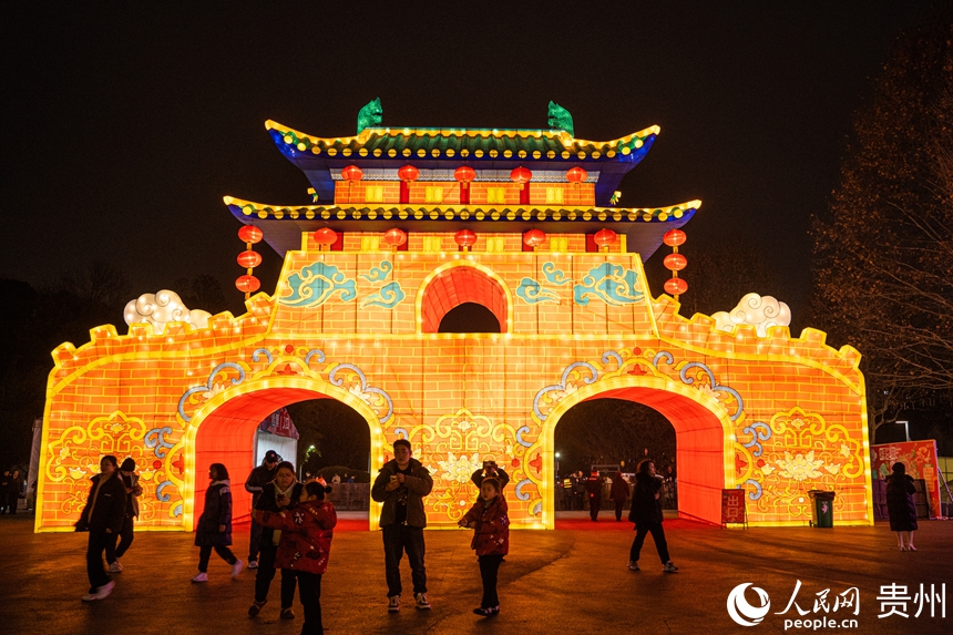 2025觀山湖春節燈會廟市現場。人民網陽茜攝